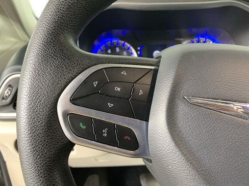 Used 2020 Chrysler Pacifica Touring w/ Tire & Wheel Group FWD image 17
