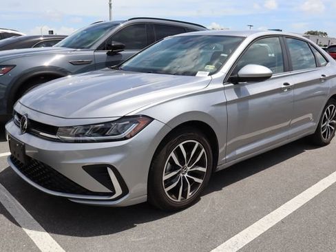 Used 2025 Volkswagen Jetta SE FWD image 4