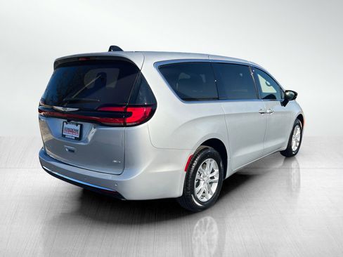 New 2026 Chrysler Pacifica Select AWD/4WD image 8