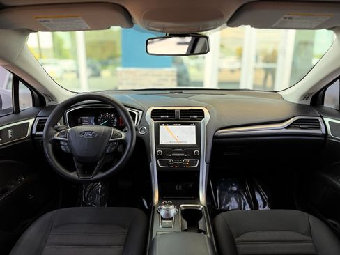 Used 2019 Ford Fusion SE FWD image 2