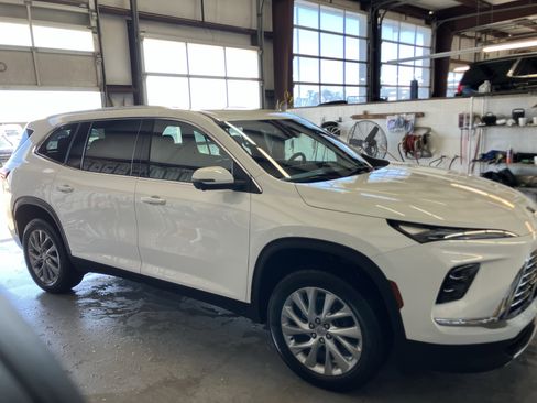 Used 2025 Buick Enclave Preferred image 8