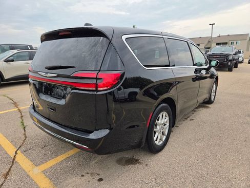 Used 2025 Chrysler Pacifica Select FWD image 6