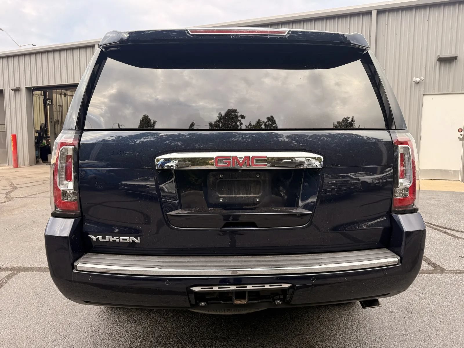 Used 2017 GMC Yukon Denali w/ Open Road Package AWD/4WD image 3
