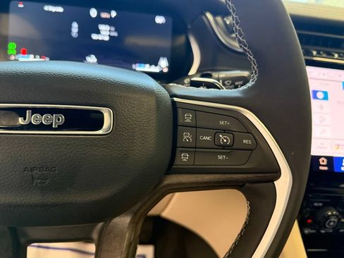 Used 2025 Jeep Grand Cherokee Limited w/ Luxury Tech Group II AWD/4WD image 42