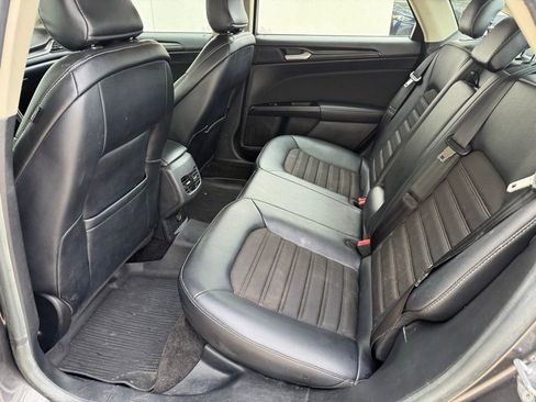 Used 2018 Ford Fusion SE w/ Equipment Group 201A FWD image 13