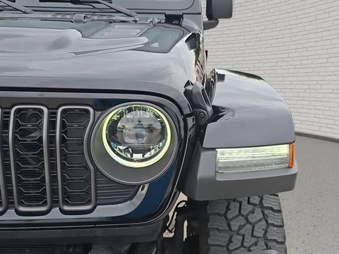 Used 2024 Jeep Gladiator Rubicon AWD/4WD image 31