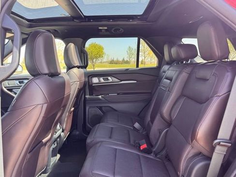Used 2025 Ford Explorer Platinum AWD/4WD image 28