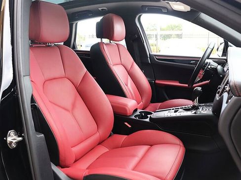 Used 2018 Porsche Macan AWD/4WD image 12