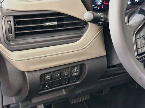 Used 2025 Subaru Forester Premium AWD/4WD image 17
