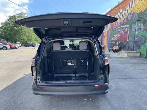 Certified 2024 Toyota Sienna LE AWD/4WD image 13