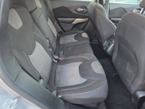 Used 2018 Jeep Cherokee Latitude FWD image 14