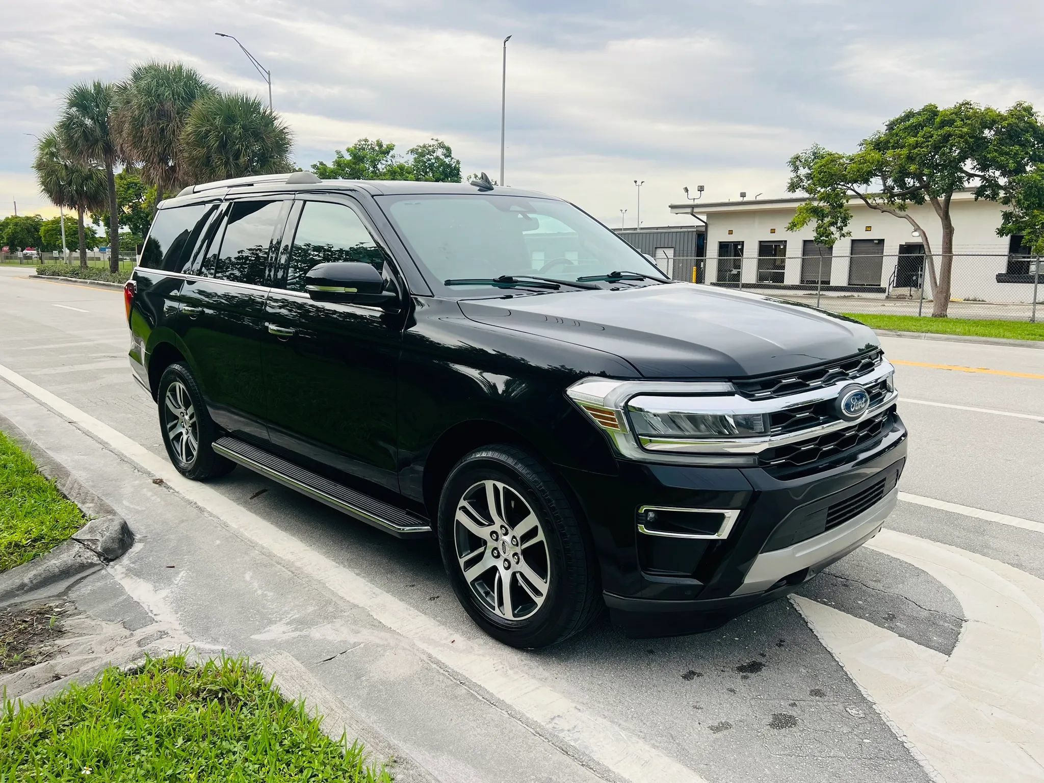 Used 2023 Ford Expedition Limited AWD/4WD image 7