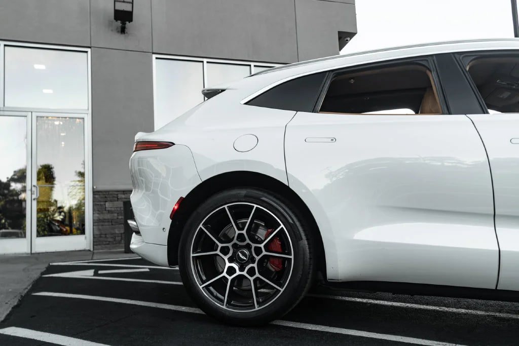 Used 2022 Aston Martin DBX AWD/4WD image 14