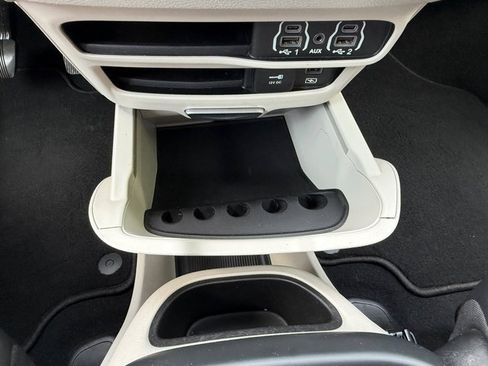 Used 2022 Chrysler Pacifica Touring-L FWD image 32