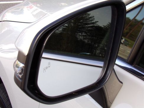 Used 2022 Toyota Venza Limited w/ Advanced Technology Package image 12