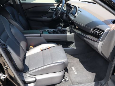Used 2021 Nissan Rogue SV w/ Premium Package FWD image 17