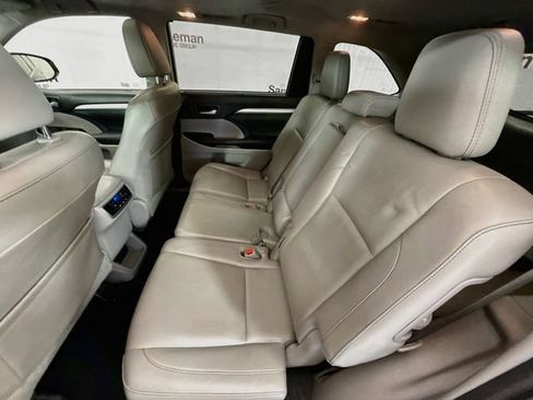 Used 2016 Toyota Highlander XLE AWD/4WD image 25