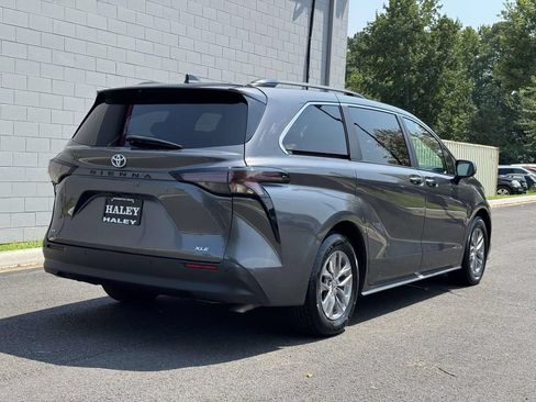 Used 2025 Toyota Sienna XLE FWD image 23