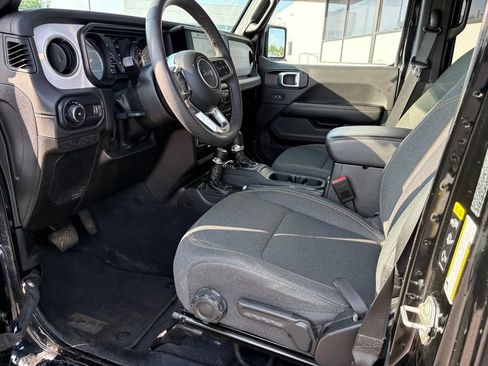 Used 2025 Jeep Wrangler Unlimited Sahara AWD/4WD image 14