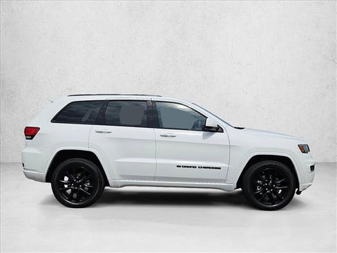 Used 2022 Jeep Grand Cherokee Laredo X image 4