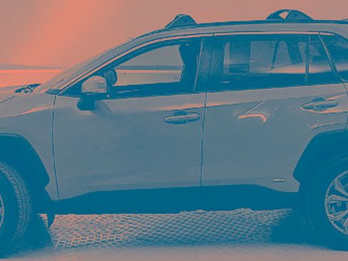 Used 2022 Toyota RAV4 XLE Premium image 5