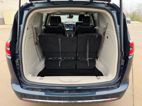Used 2023 Chrysler Pacifica Limited image 31