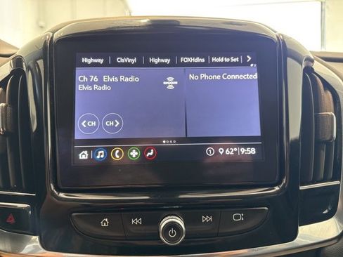 Used 2021 Chevrolet Traverse LT image 21