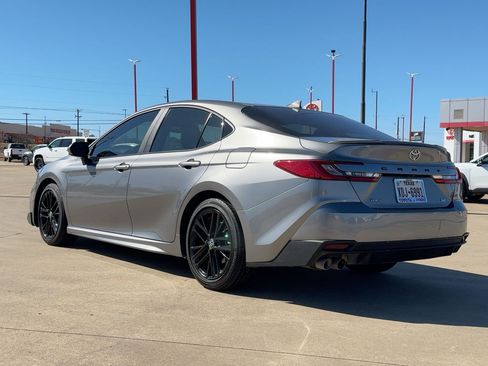 Used 2025 Toyota Camry SE image 3