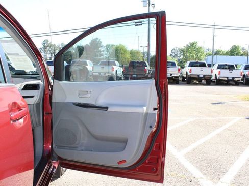 Used 2013 Toyota Sienna LE w/ Towing Pkg FWD image 30