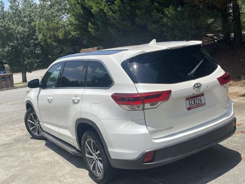 Used 2017 Toyota Highlander XLE FWD image 12