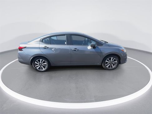 Used 2022 Nissan Versa SV image 9