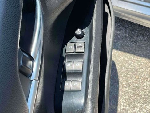 Used 2019 Toyota Camry SE FWD image 13
