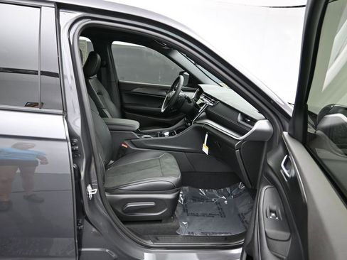 New 2025 Jeep Grand Cherokee Altitude image 25