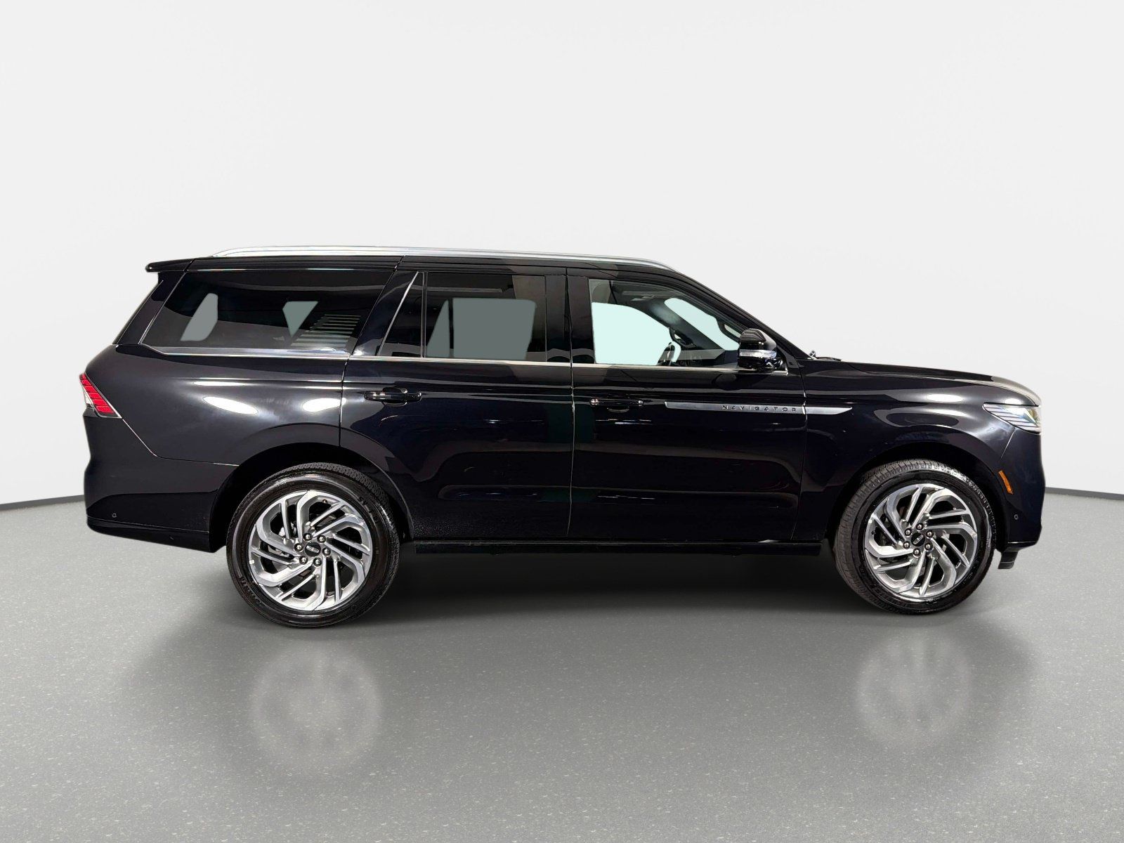 Used 2025 Lincoln Navigator Reserve AWD/4WD image 2