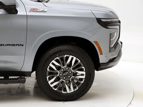 Used 2025 Chevrolet Suburban Z71 AWD/4WD image 4
