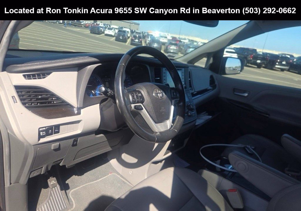 Used 2019 Toyota Sienna XLE w/ XLE Navigation Package FWD image 7
