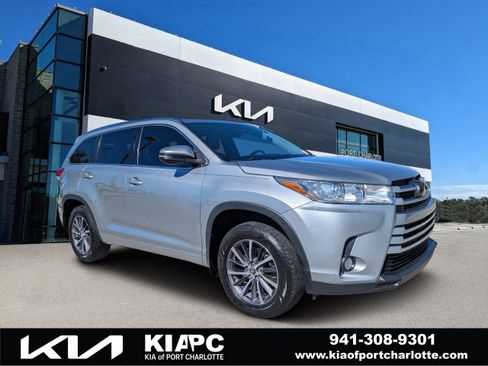 Used 2017 Toyota Highlander SE image 1