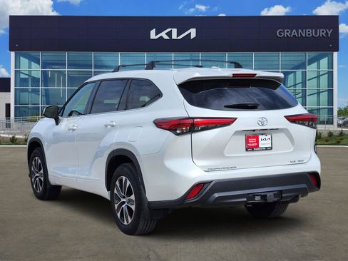 Used 2022 Toyota Highlander XLE AWD/4WD image 4