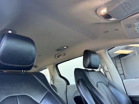 Used 2018 Chrysler Pacifica Touring-L image 17