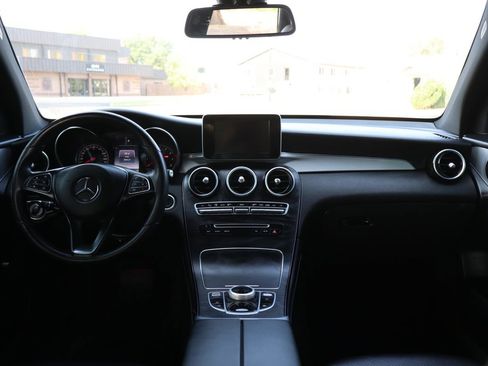 Used 2019 Mercedes-Benz GLC 300 4MATIC w/ Premium Package image 16