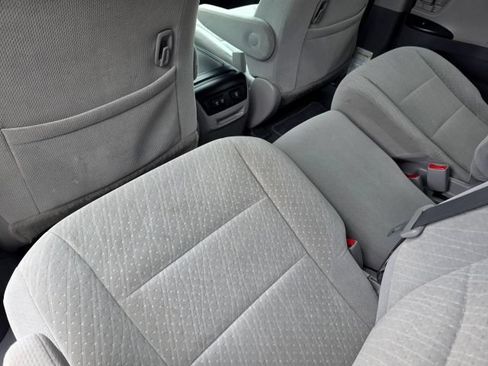 Used 2019 Toyota Sienna LE w/ LE Preferred Package FWD image 35