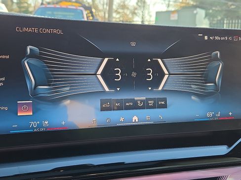 Used 2024 BMW 540i xDrive w/ Premium Package image 17