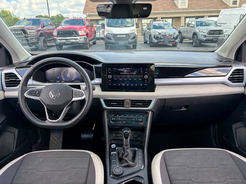 Used 2025 Volkswagen Taos SE w/ Panoramic Sunroof Package AWD/4WD image 28