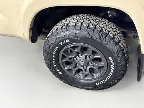 Used 2017 Toyota Tacoma SR5 w/ Tow Package image 21