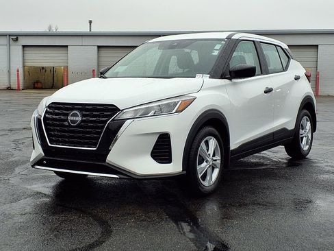 Certified 2025 Nissan Kicks Play S image 2