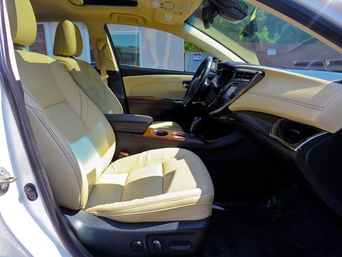 Used 2017 Toyota Avalon Limited image 38