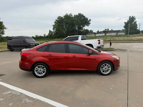 Used 2018 Ford Focus SE w/ Cold Weather Package FWD image 4