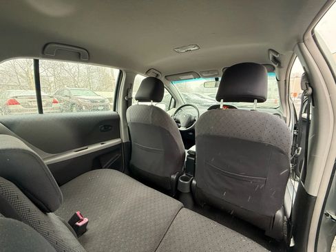 Used 2010 Toyota Yaris 4-Door Hatchback image 18