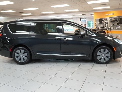 Used 2018 Chrysler Pacifica Limited w/ Advanced Safetytec Group FWD image 13