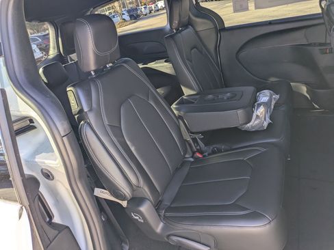 New 2026 Chrysler Pacifica Select FWD image 27